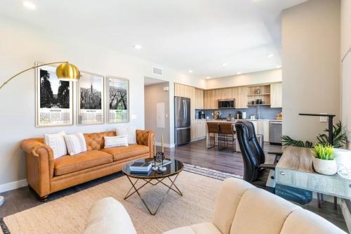 Luxury and spacious 2 BDR in Hollywood with Balcony
