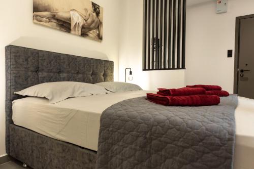 een slaapkamer met een groot bed met rode kussens erop bij Frourio Lodge Α1 in Larisa
