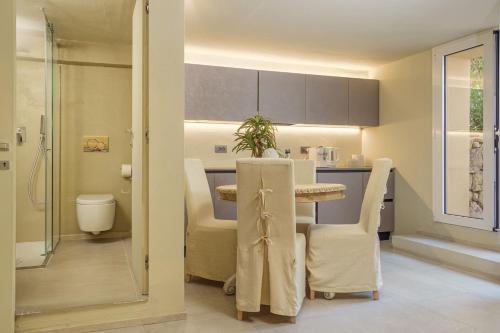 Una cocina y un comedor con mesa y sillas. en Villa con vista da sogno, en Porto Cervo