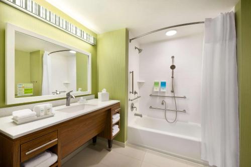 y baño con bañera, lavamanos y ducha. en Home2 Suites By Hilton-Cleveland Beachwood en Beachwood