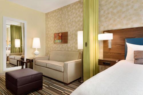 Habitación de hotel con cama y silla en Home2 Suites By Hilton-Cleveland Beachwood en Beachwood