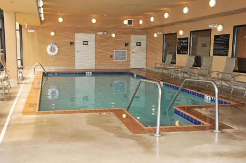 a swimming pool in a building with at Hampton Inn Clinton in Clinton