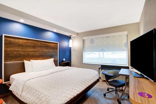 a hotel room with a bed and a desk at Tru By Hilton Richmond in Richmond