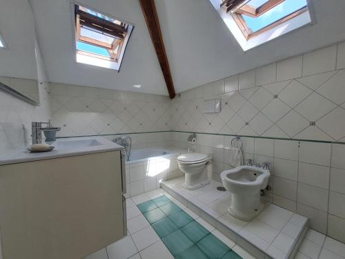 サンタ・マリネッラにあるLa Casetta Di Alfonsoのバスルーム(トイレ、洗面台、バスタブ付)
