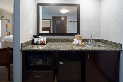 La salle de bains est pourvue d'un lavabo et d'un miroir. dans l'établissement Hampton Inn and Suites Bakersfield / Highway 58, à Bakersfield