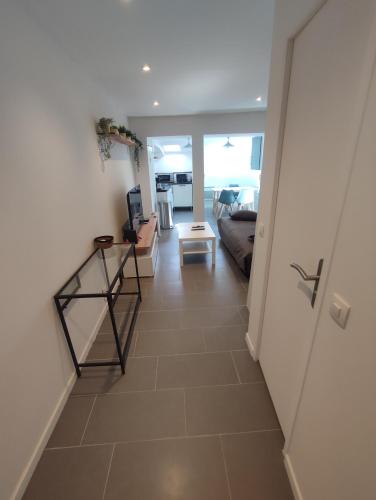 a living room with a hallway with a tile floor at Studio 27m2 77410 Claye Souilly CDG Disney Astérix in Claye-Souilly