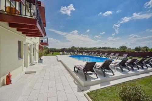 The swimming pool at or close to Pensiunea Ovidiu