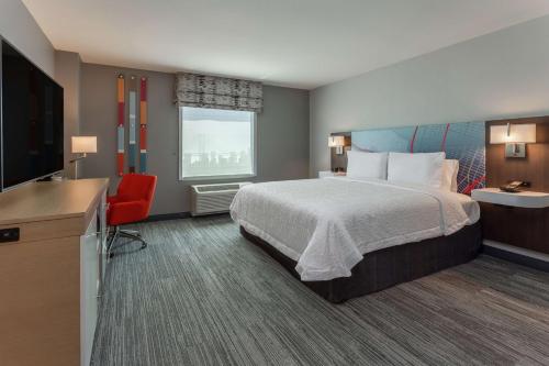 奧克蘭的住宿－Hampton Inn Oakland Downtown-City Center，配有一张床和一台平面电视的酒店客房