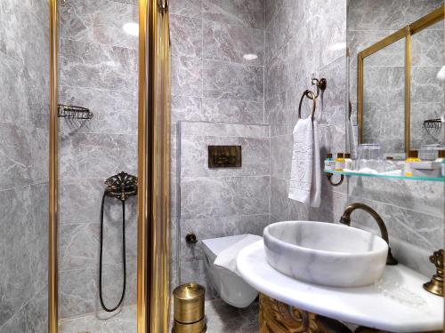 Ένα μπάνιο στο White Monarch Hotel