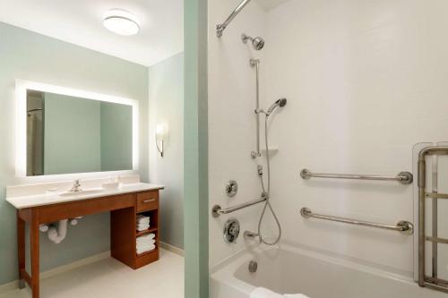 y baño con ducha y lavamanos. en Homewood Suites by Hilton Gateway Hills Nashua en Nashua