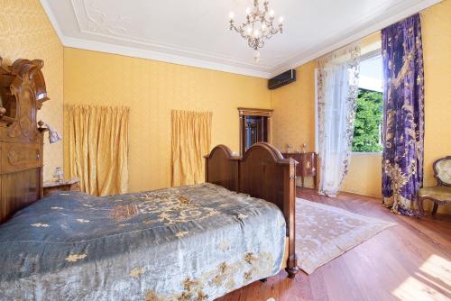 Postel nebo postele na pokoji v ubytování Historic Villa Argegno Como lake