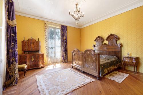 Postel nebo postele na pokoji v ubytování Historic Villa Argegno Como lake