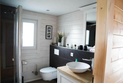Haus am See mit Privatstrand, Kamin und Sauna tesisinde bir banyo