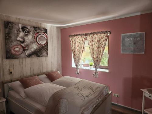- une chambre avec un lit et une fenêtre dans l'établissement Ferienwohnung Salut, à Sarrebruck