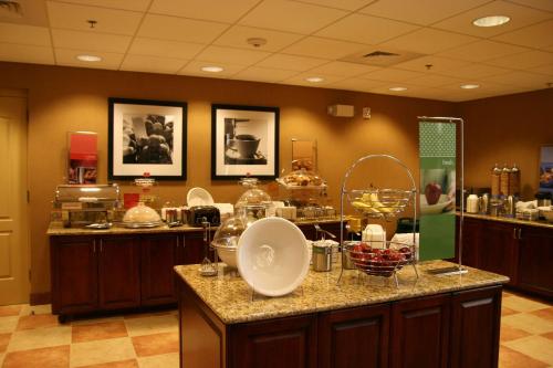 a salon with a counter with bowls and other items at Hampton Inn & Suites Ocala - Belleview in Marion Oaks