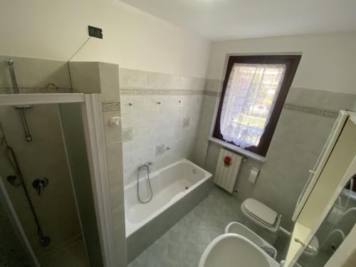 uma casa de banho com um WC, uma banheira e um lavatório. em Casa Francesca em Villongo SantʼAlessandro
