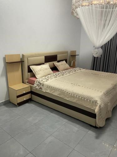 ein Schlafzimmer mit einem großen Bett mit einem Vorhang in der Unterkunft Best House Kimironko in Kigali