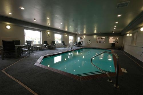 una gran piscina en una habitación de hotel en Hampton Inn Searcy Arkansas en Searcy