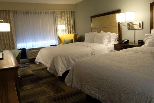 Habitación de hotel con 2 camas y escritorio en Hampton Inn Searcy Arkansas, en Searcy
