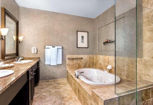 uma casa de banho com uma banheira, 2 lavatórios e um chuveiro em Homewood Suites by Hilton Santa Fe-North em Pojoaque