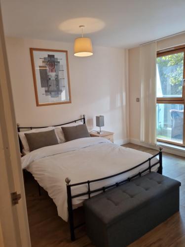 Luxury Apartment New Street Birmingham Feel At Home في برمنغهام: غرفة نوم بسرير كبير ونافذة