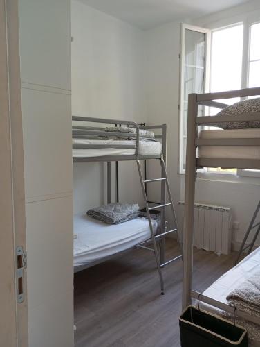 une chambre avec deux lits superposés et une échelle dans l'établissement Gîte Comme une parenthèse, à Moissac