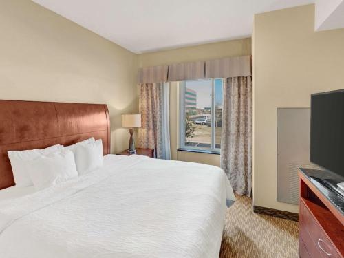 une chambre d'hôtel avec un lit et une télévision dans l'établissement Hilton Garden Inn Oklahoma City North Quail Springs, à Oklahoma City