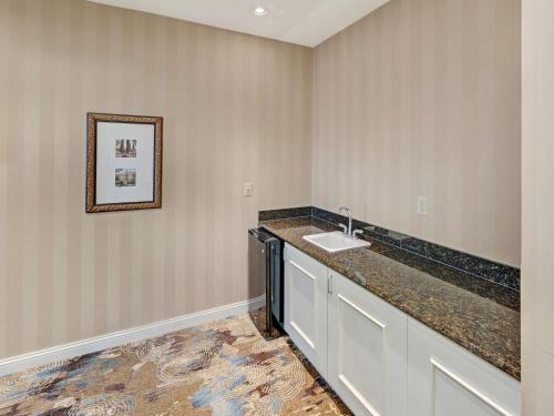 y baño con lavabo y encimera. en Hilton Garden Inn Oklahoma City North Quail Springs, en Oklahoma City