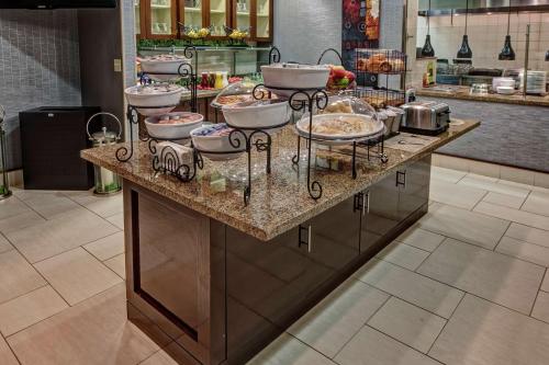 Restaurace v ubytování Hilton Garden Inn Midtown Tulsa