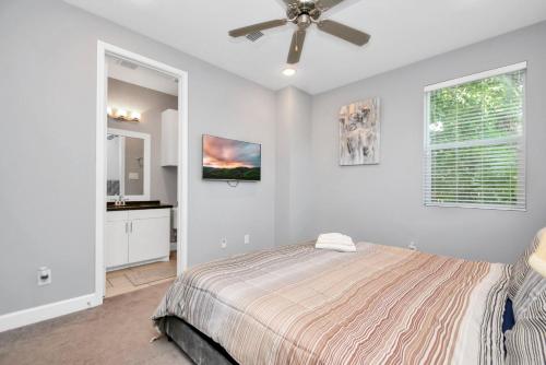 Postel nebo postele na pokoji v ubytování N-E-G SKAI MIDTOWN of HOUSTON