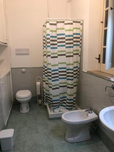 een badkamer met een douche, een toilet en een wastafel bij La vecchia Quercia in Carini