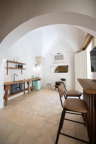 a living room with a table and chairs in it at Palazzo Sant'Anna Lecce in Lecce