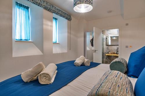 Un dormitorio con una cama grande con almohadas. en Finest Retreats - Lobster House, en Newquay