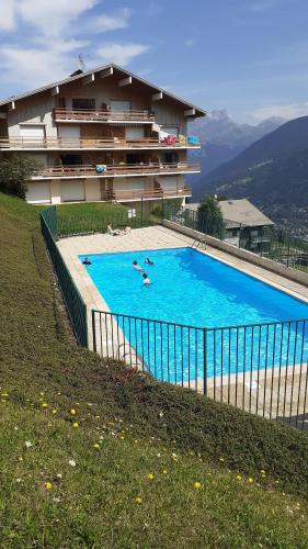 une grande piscine devant un immeuble dans l'établissement Chalet Jade, à Saint-Gervais-les-Bains