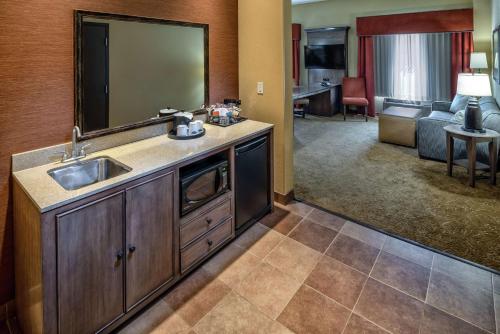 Habitación de hotel con lavabo y sala de estar. en Hampton Inn & Suites Springdale/Zion National Park, en Springdale