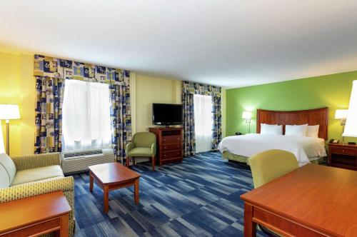 pokój hotelowy z łóżkiem i telewizorem w obiekcie Hampton Inn & Suites - Fort Pierce w mieście Fort Pierce
