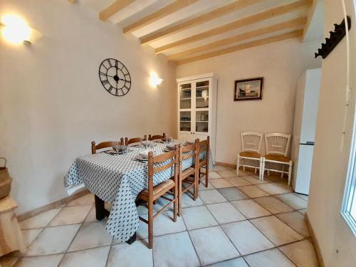 een keuken en eetkamer met een tafel en stoelen bij La Glycine in Mers-les-Bains