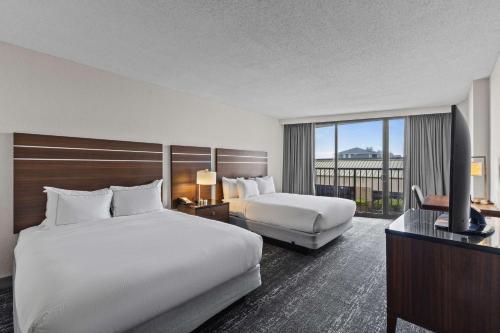 Ένα ή περισσότερα κρεβάτια σε δωμάτιο στο DoubleTree by Hilton Atlantic Beach Oceanfront