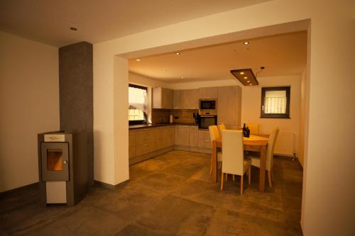 a kitchen and dining room with a table and chairs at Ferienwohnung Jessy in Maurach