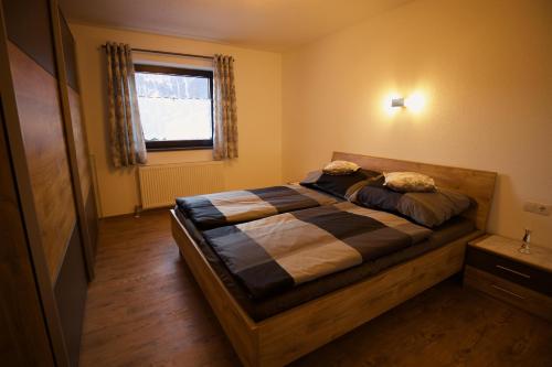 ein Schlafzimmer mit einem großen Bett in einem Zimmer in der Unterkunft Ferienwohnung Jessy in Maurach