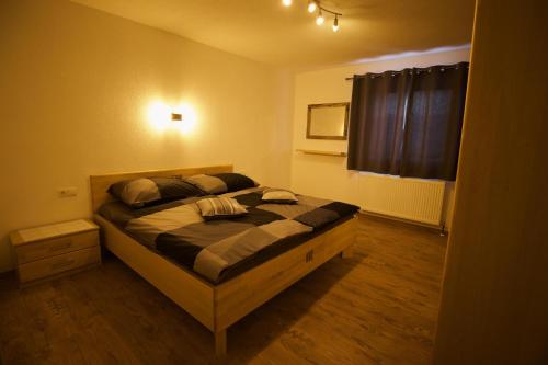 a bedroom with a large bed in a room at Ferienwohnung Jessy in Maurach