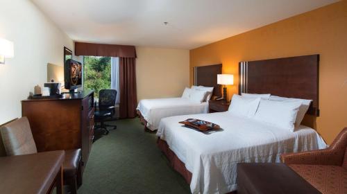 科尼利亞的住宿－科妮莉亞漢普頓酒店，酒店客房配有两张床和一张书桌