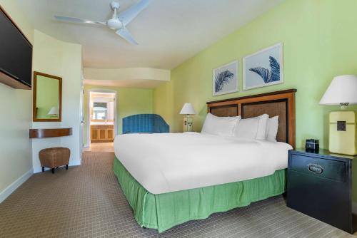 1 dormitorio grande con 1 cama blanca grande. en Hilton Grand Vacations Club Sandestin en Destin