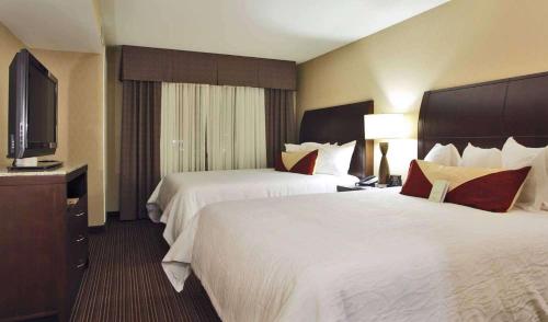 Hilton Garden Inn Clovis tesisinde bir odada yatak veya yataklar