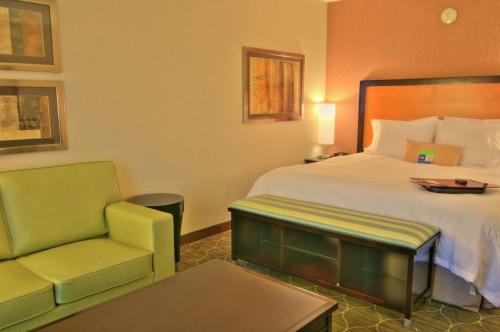 帕西帕尼的住宿－Hampton Inn and Suites Parsippany/North，配有一张床和一把椅子的酒店客房