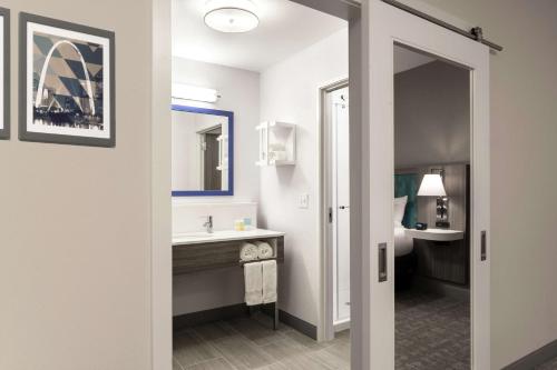 uma casa de banho com um lavatório e um espelho em Hampton Inn O'Fallon, Il em O'Fallon