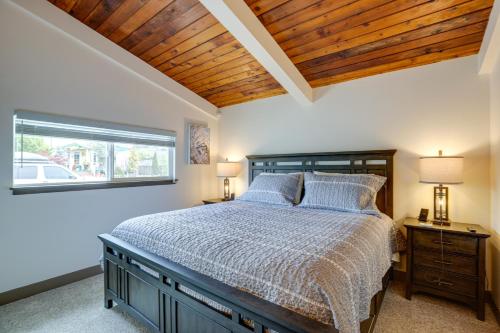 1 dormitorio con 1 cama con techo de madera en Birch Bay Vacation Home, Close to Beachfront Parks, en Blaine