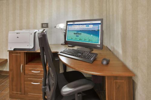 a desk with a computer and a printer on it at Hampton Inn Pittsburgh Area-Beaver Valley-Center Township in Monaca