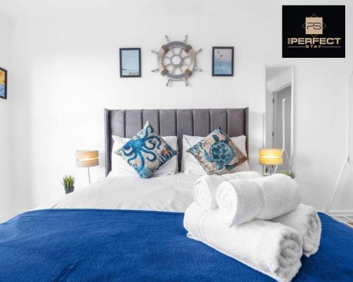 Un pat sau paturi într-o cameră la Mosaic Luxury Apartment 2BR Netflix WiFi