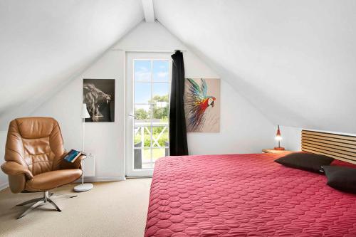 - une chambre avec un lit, une chaise et une fenêtre dans l'établissement Central Denmark, Live By The Coast, Good Activity Options, à Brenderup